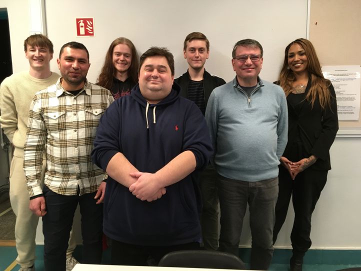 en gruppe mennesker som poserer for et bilde