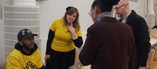 en gruppe mennesker som står rundt et bord