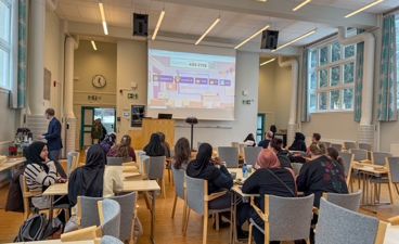 Et klasserom med projektorskjerm