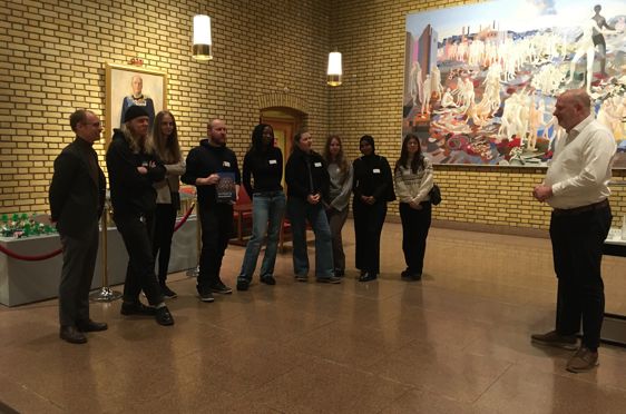 en gruppe mennesker som står i et rom