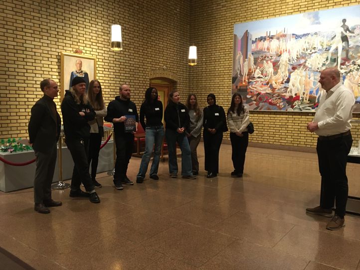 en gruppe mennesker som står i et rom