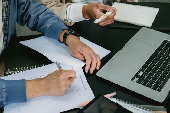Noen få personer som jobber på en bærbar datamaskin