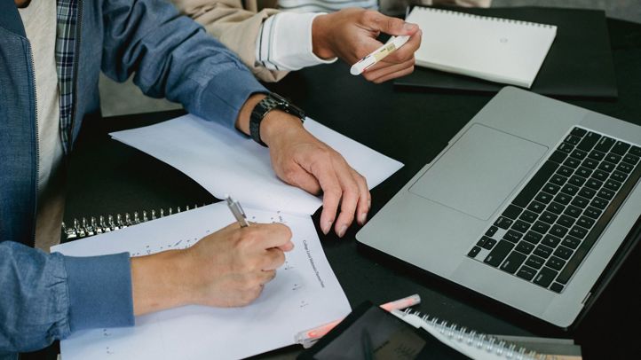 Noen få personer som jobber på en bærbar datamaskin