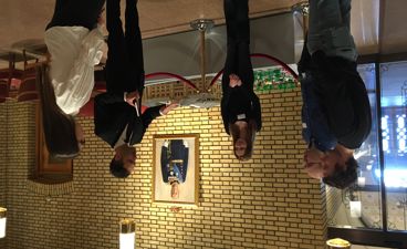 en gruppe personer som spiller et spill