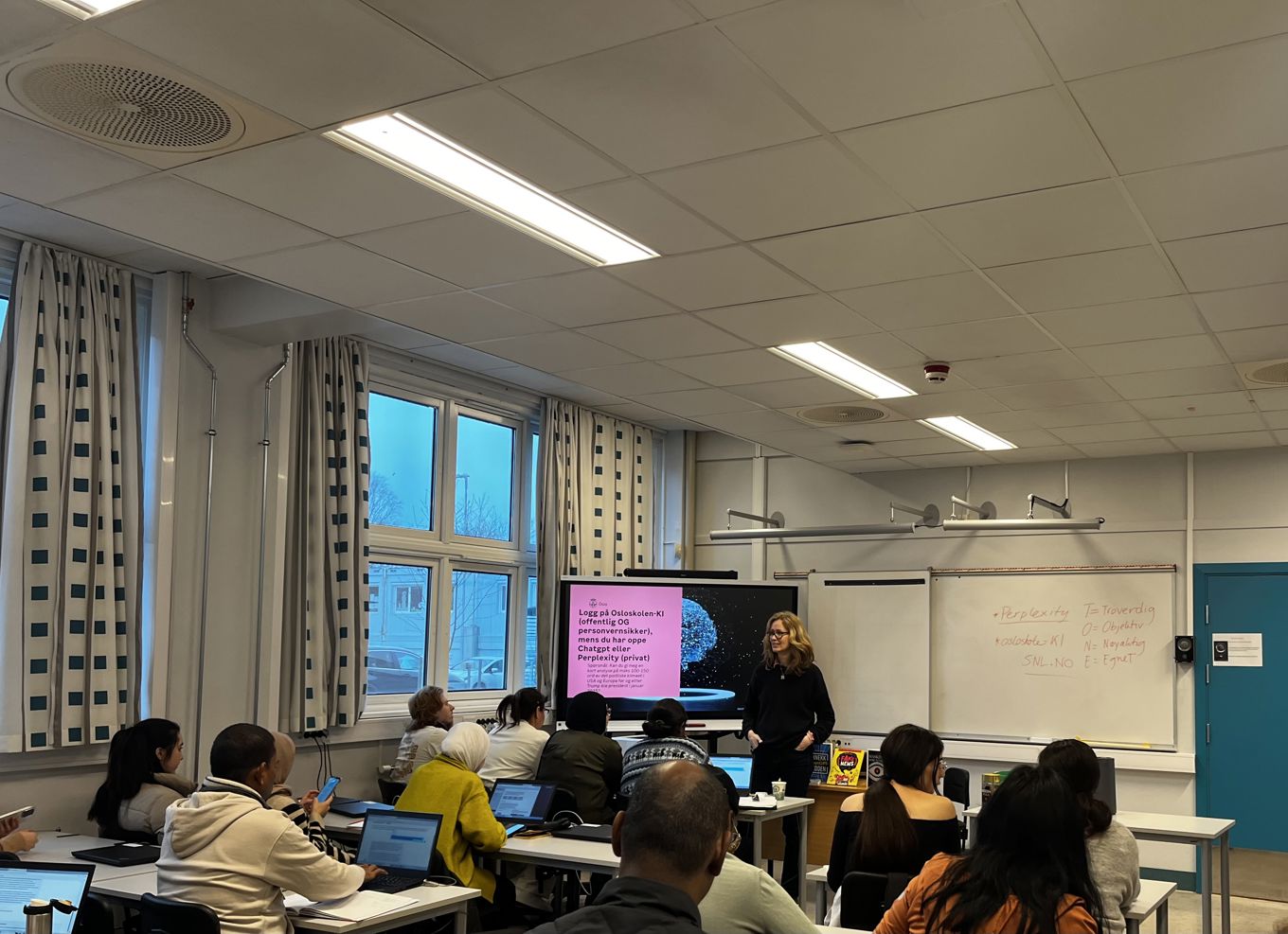 en person som holder en presentasjon for en gruppe mennesker en person som holder en presentasjon for en gruppe mennesker