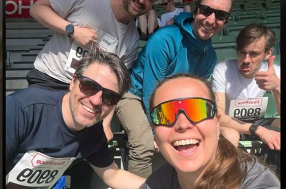 en gruppe mennesker som poserer for et bilde