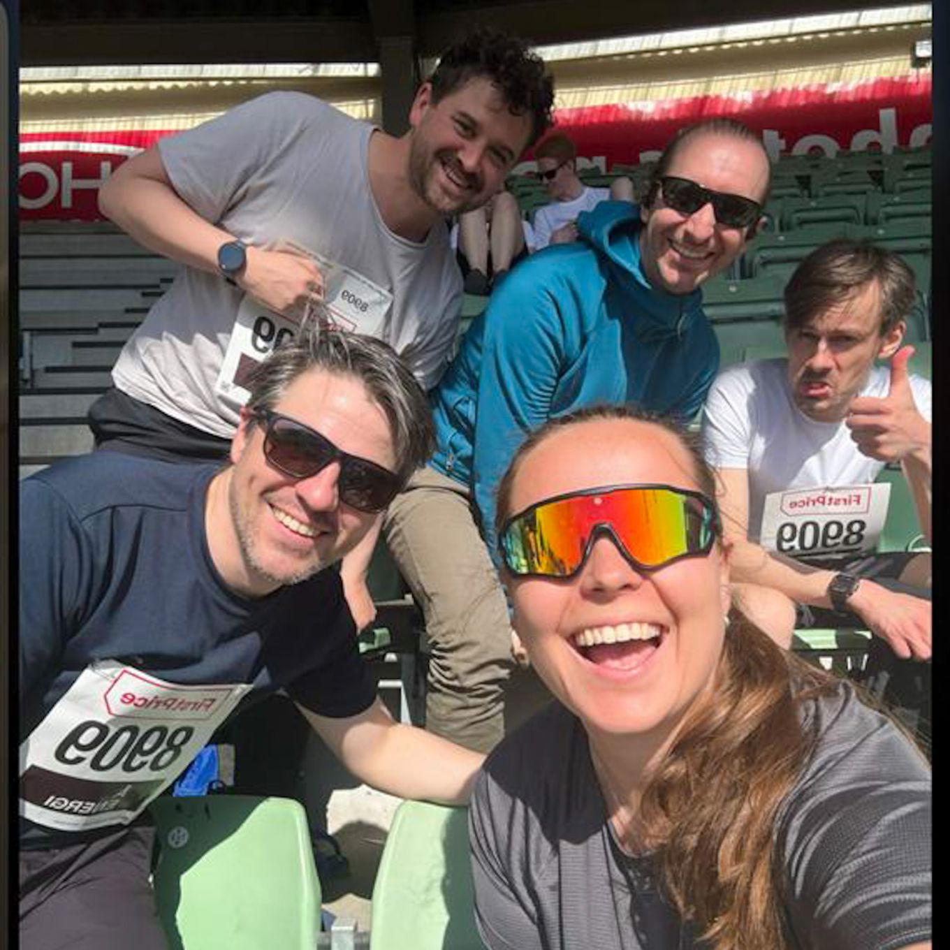 en gruppe mennesker som poserer for et bilde en gruppe mennesker som poserer for et bilde