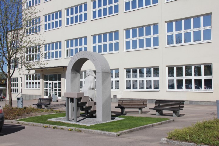 Skolen med skulptur2