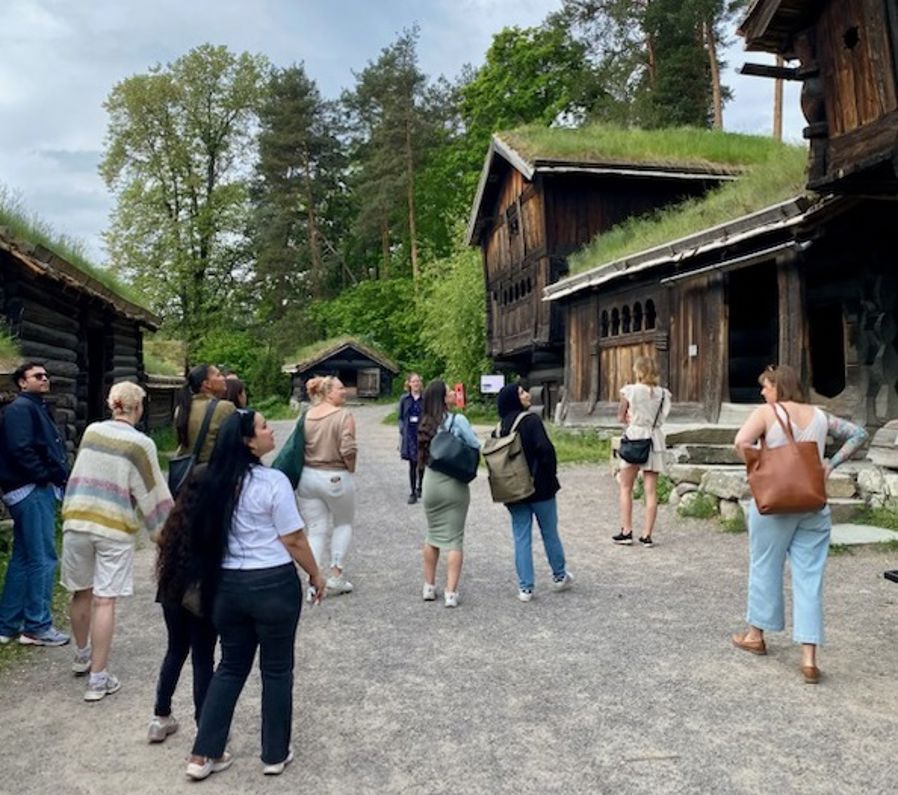 en gruppe mennesker som går rundt en bygning