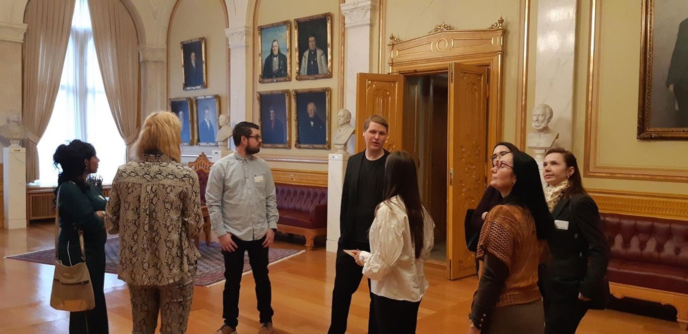 En gruppe mennesker i et rom