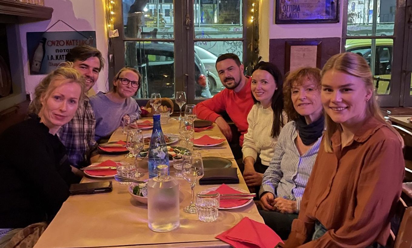 en gruppe mennesker som sitter ved et bord