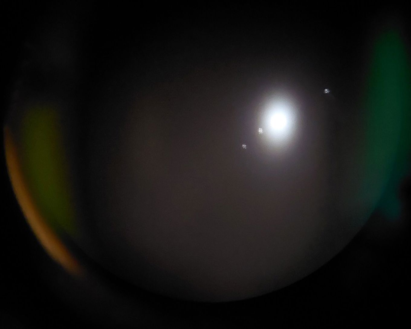 Foto: faglærer Sveinn Svendsen Jupiters 3 måner sett fra skolegården