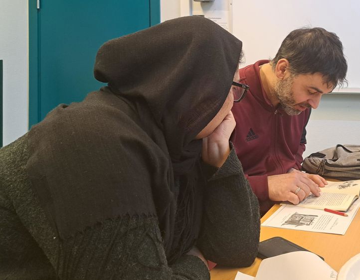 En person som skriver på en bok