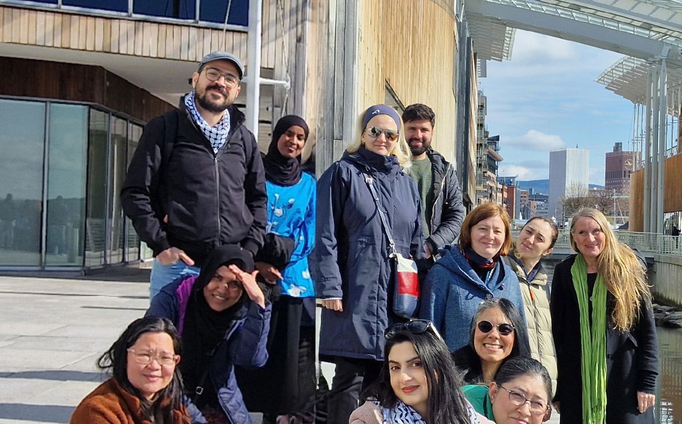 en gruppe mennesker som poserer for et bilde