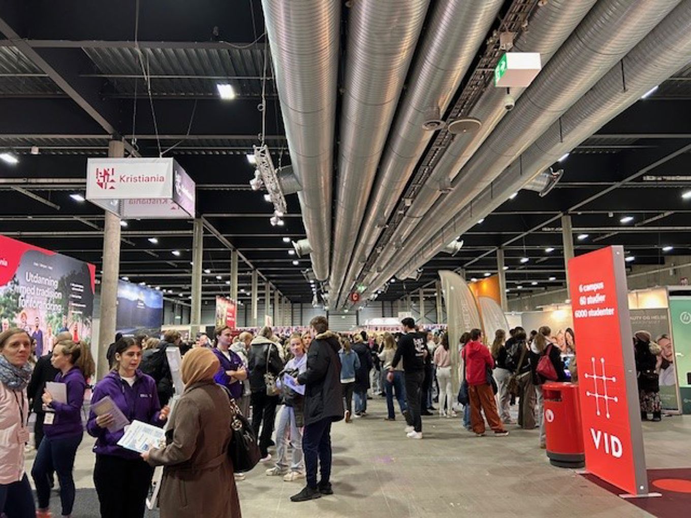 en gruppe mennesker i en stor bygning