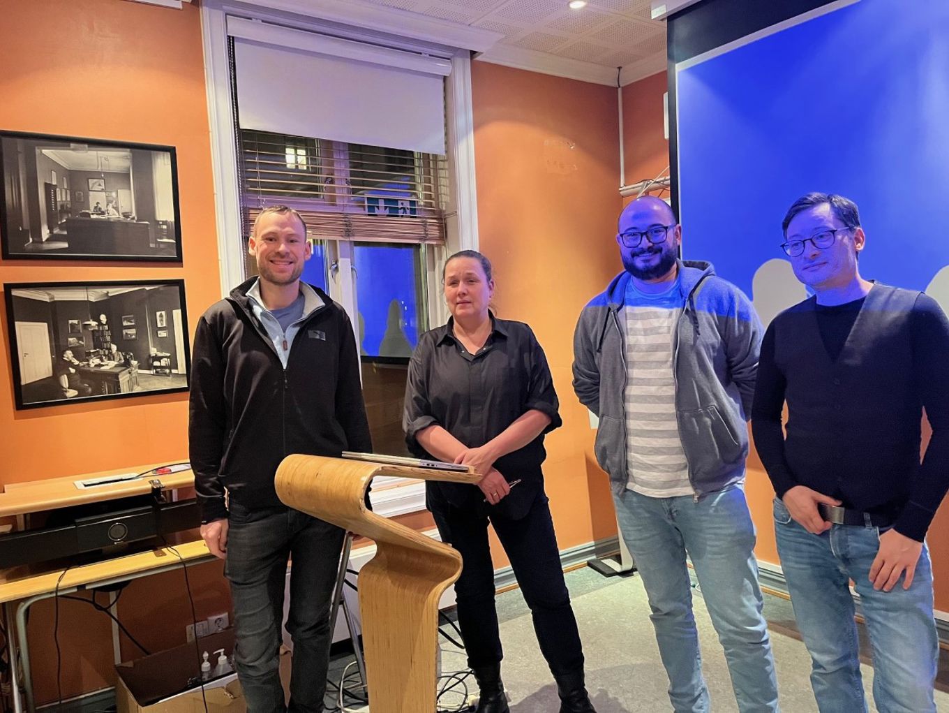 En gruppe mennesker som poserer for et bilde