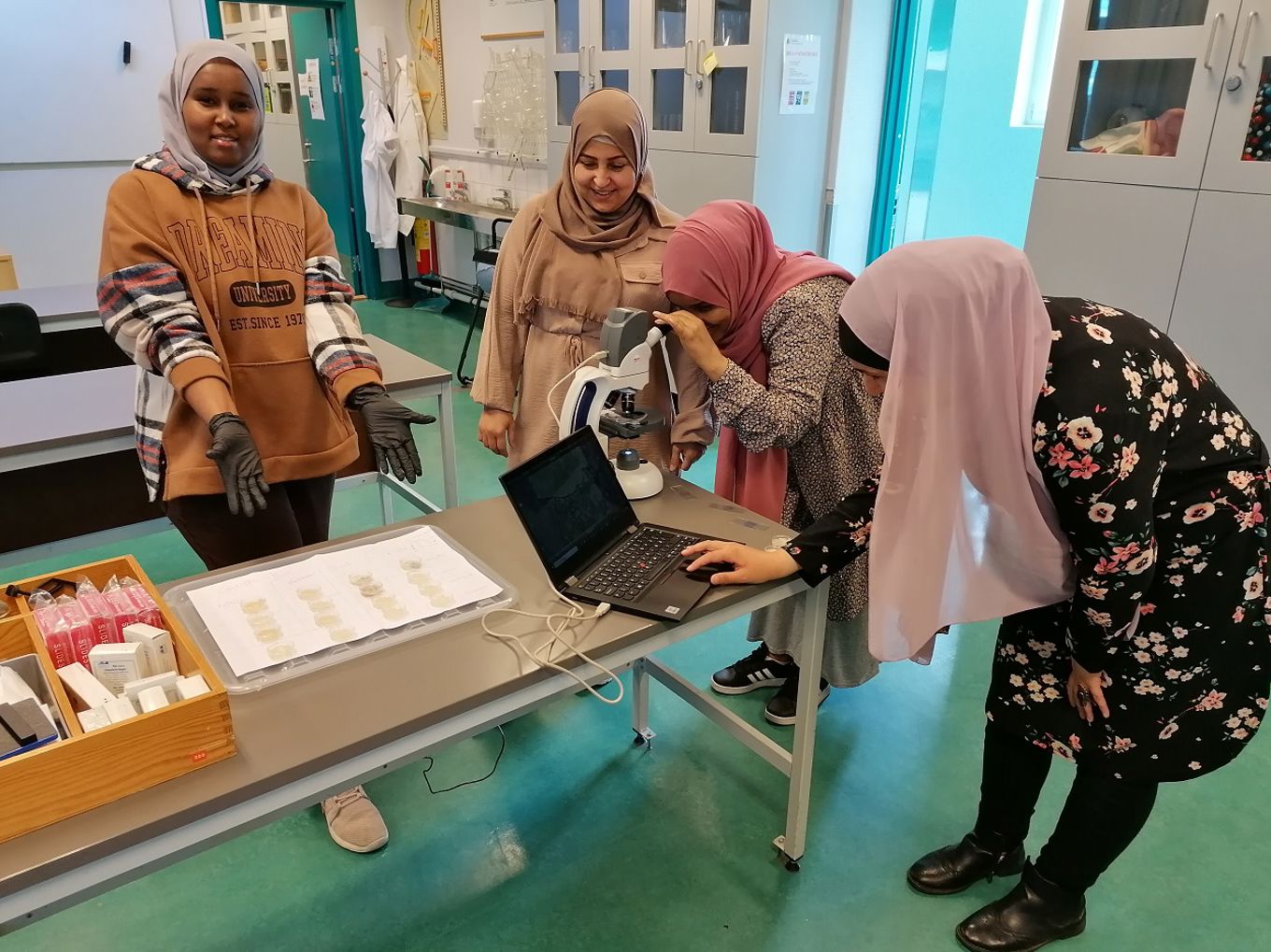 Foto: lærer Marte Jørgensen Jenter i klasserommet