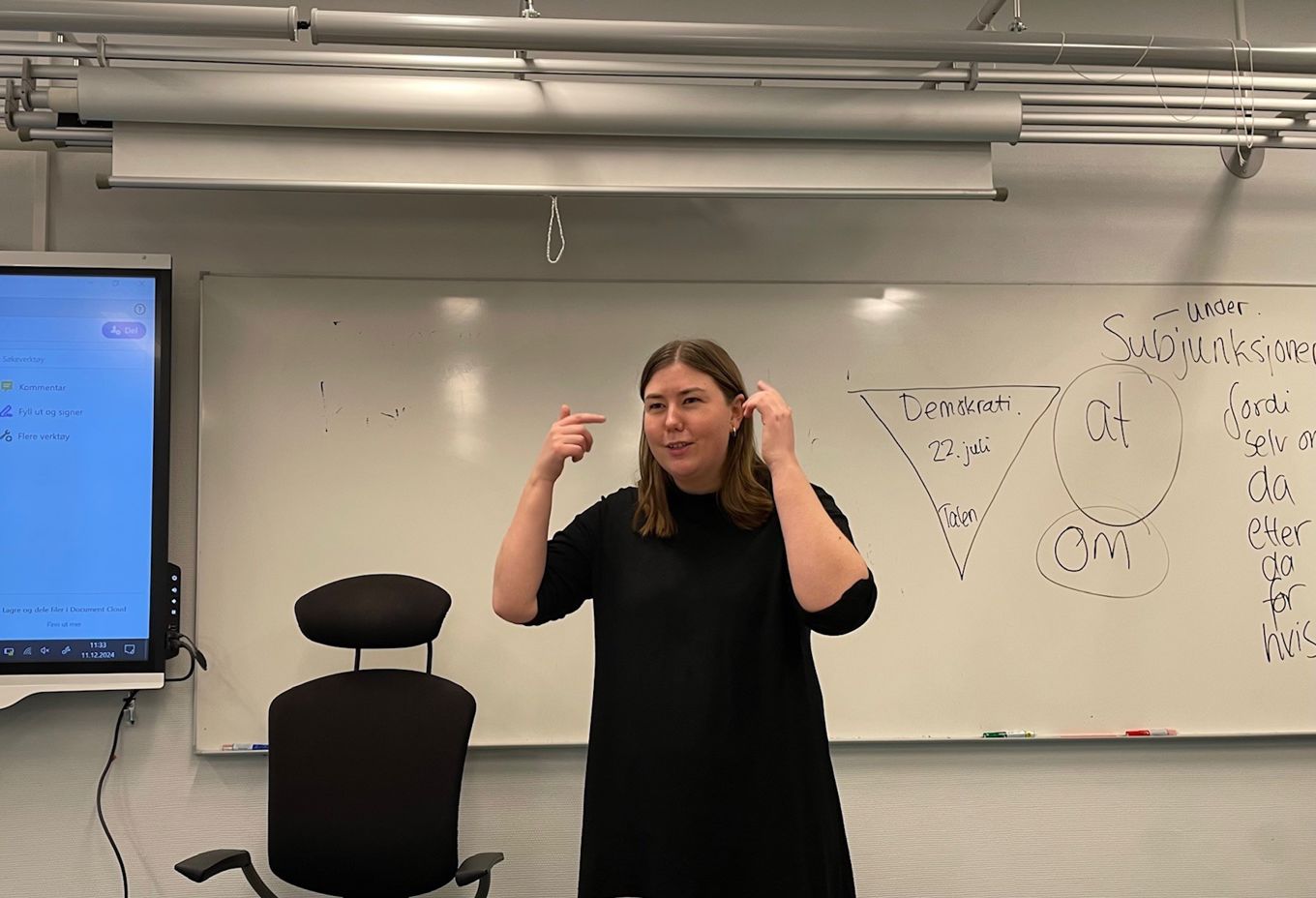 en person som står foran en tavle