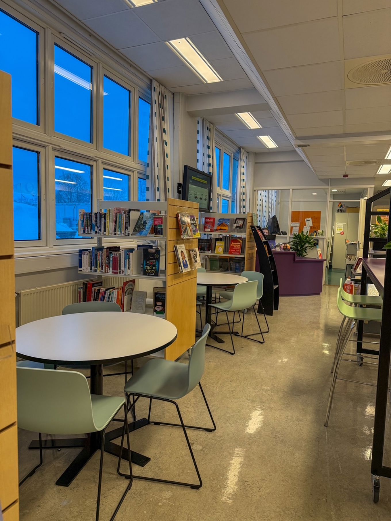 et rom med bord og stoler et rom med bord og stoler