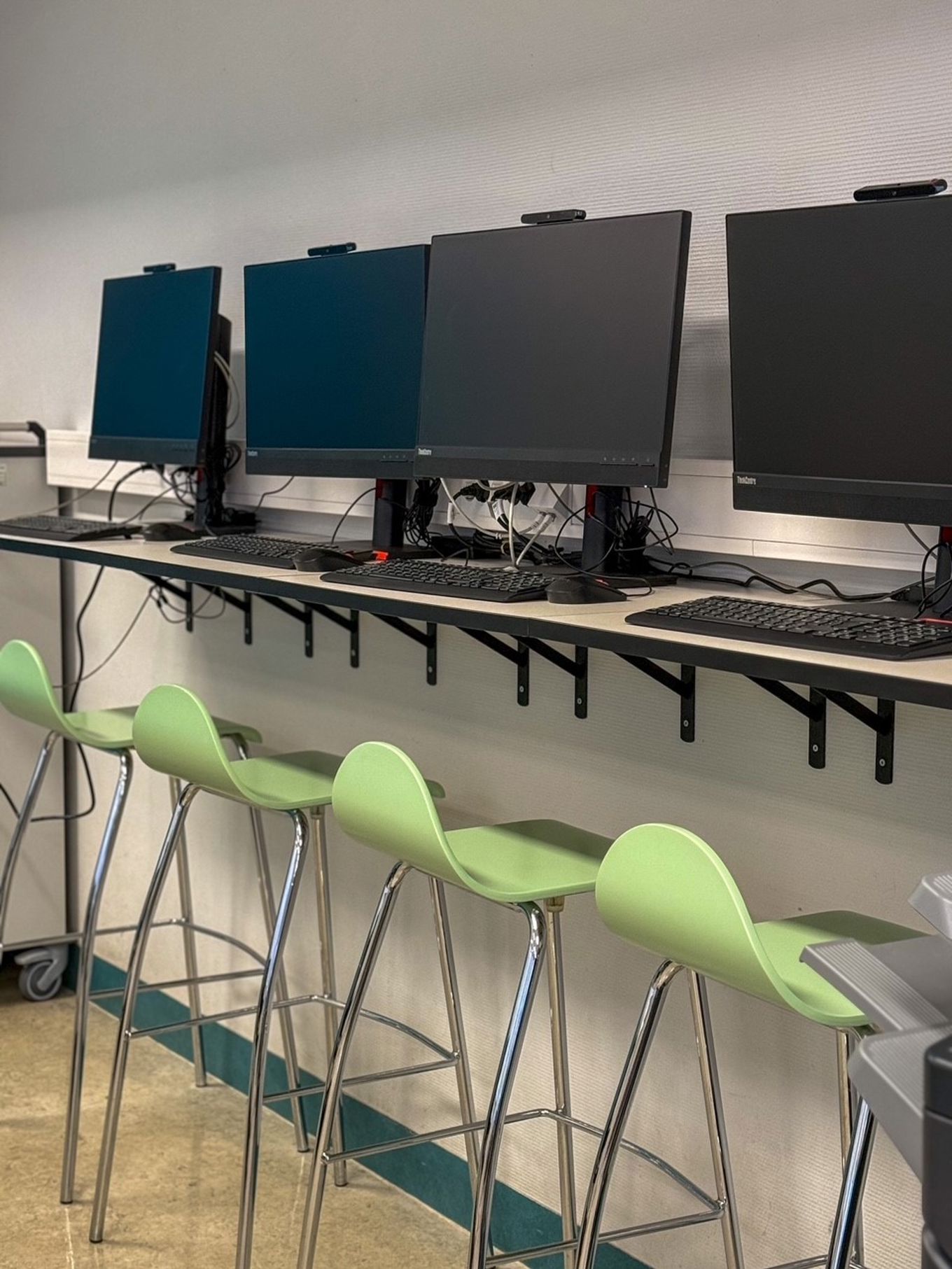 En gruppe dataskjermer En gruppe dataskjermer