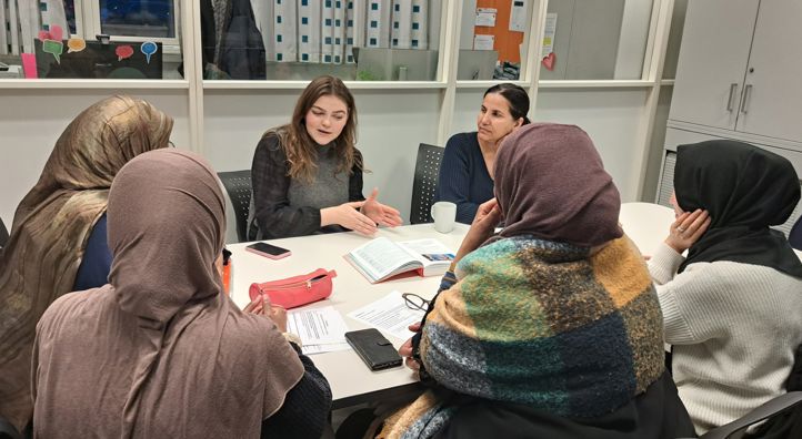 en gruppe mennesker som sitter rundt et bord