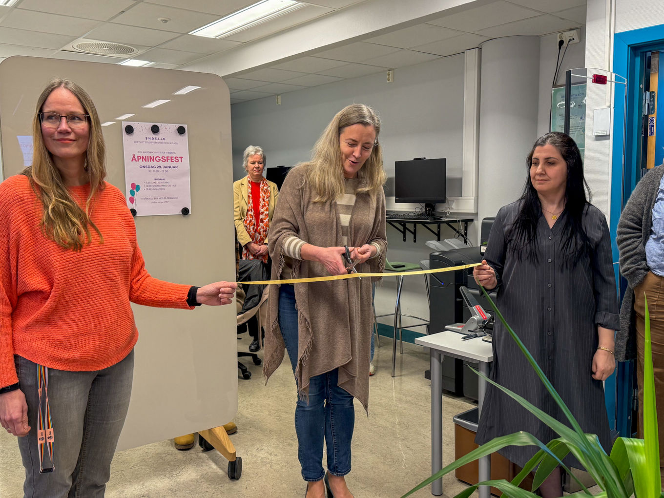 en gruppe mennesker som står i et rom