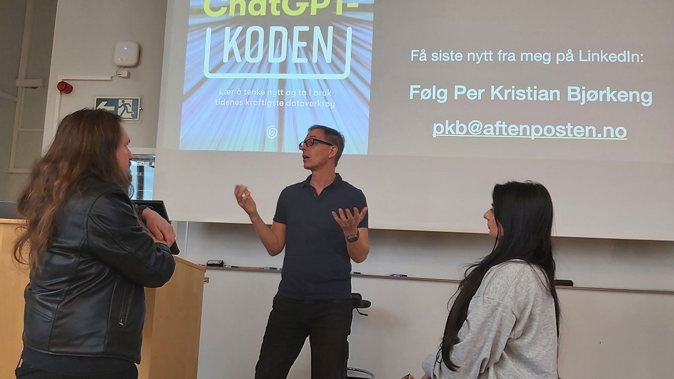 en person som snakker til en gruppe mennesker