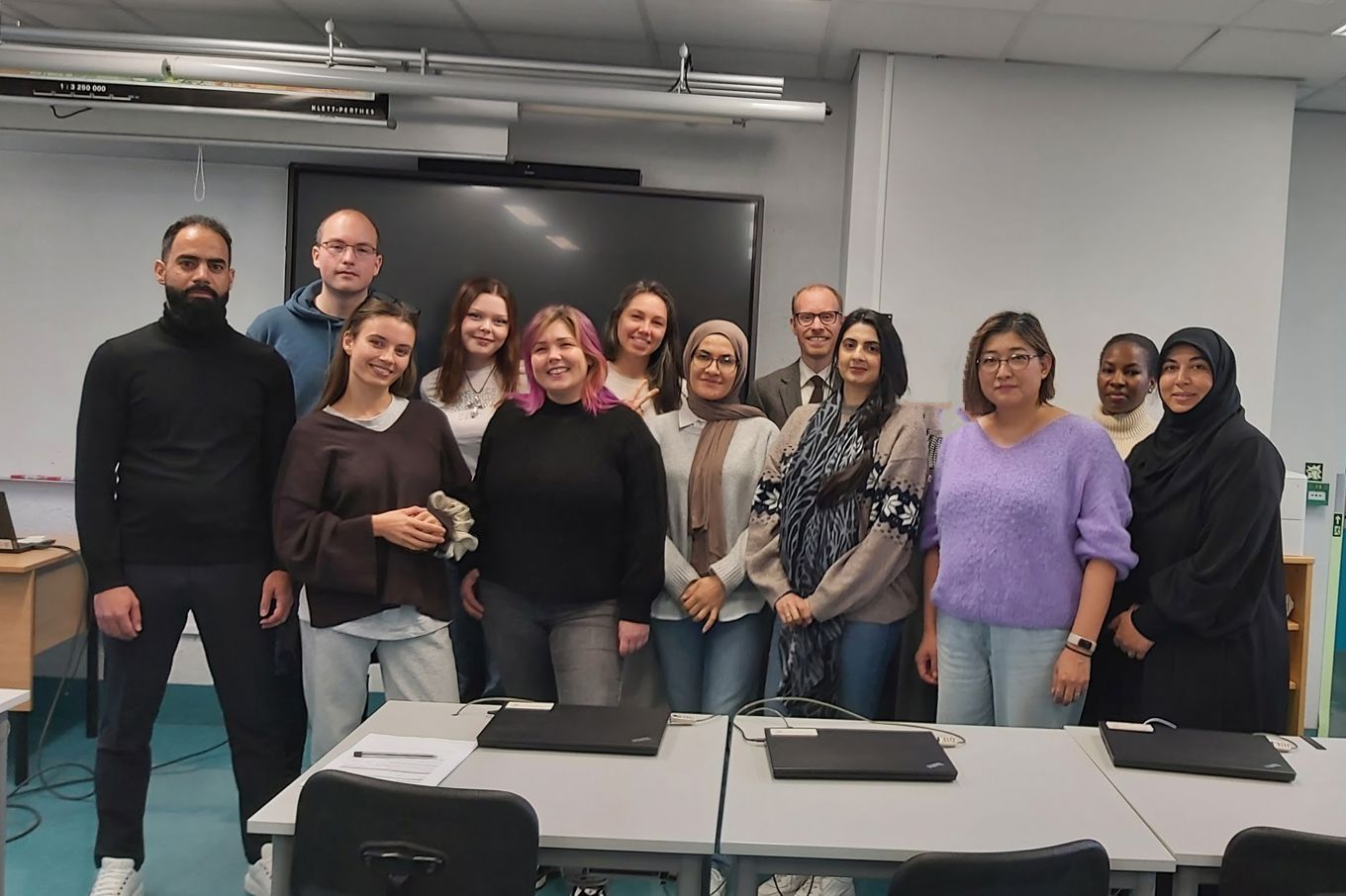 Foto: Liudmila Logacheva en gruppe mennesker som poserer for et bilde