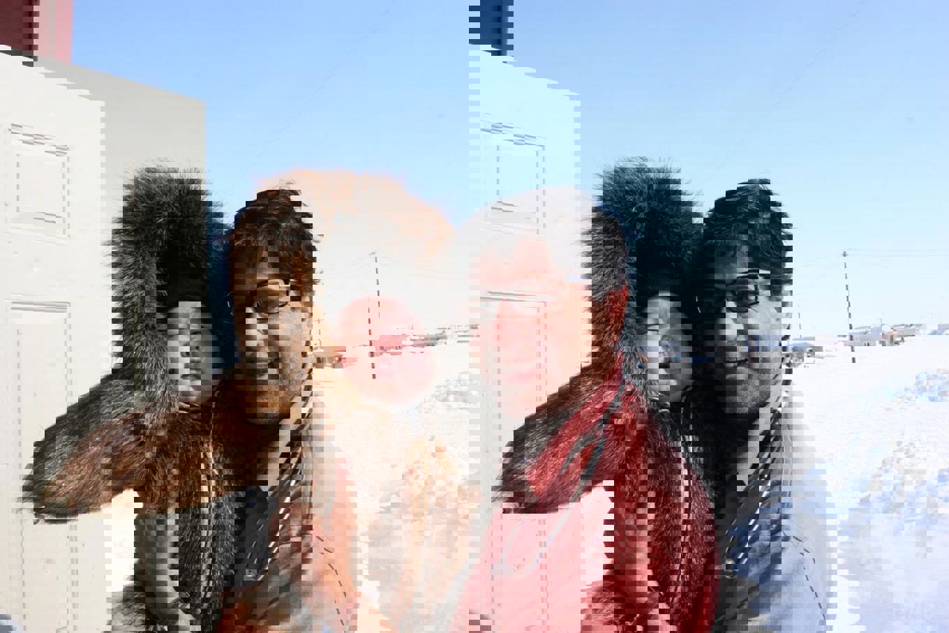 en person og et barn i snøen en person og et barn i snøen