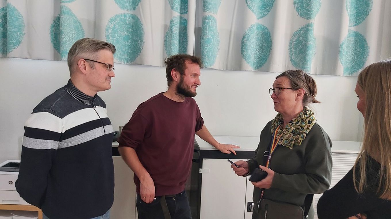 Foto: En heftig diskusjon i pausen. Samtale i pausen. Foredrag om informasjonskilder.