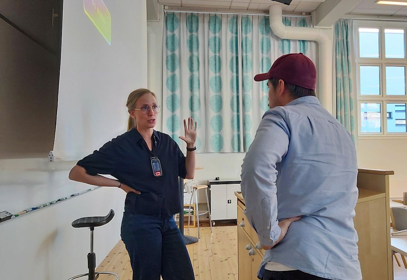 en person og en person i et rom en person og en person i et rom