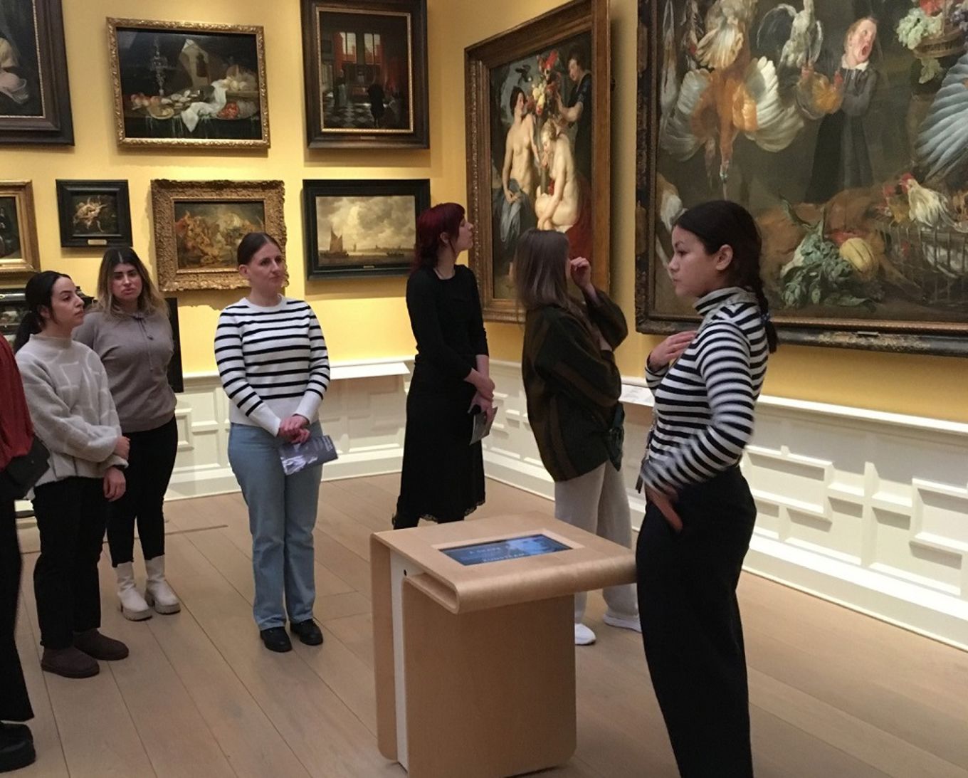 Foto: Norsklærer Torkel Degnæs En gruppe mennesker som står i et museum