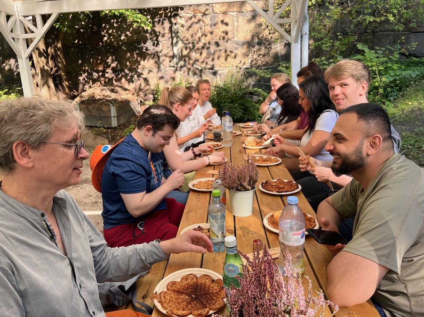 Foto: Vafler under en guidet tur langs Akerselva. en gruppe mennesker som spiser ved et bord