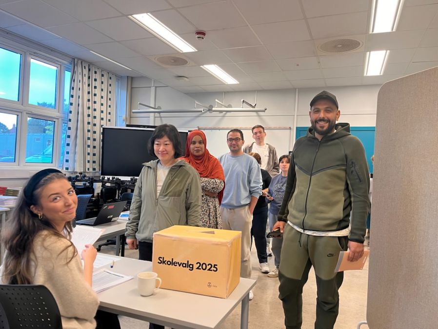 en gruppe mennesker som står i et rom