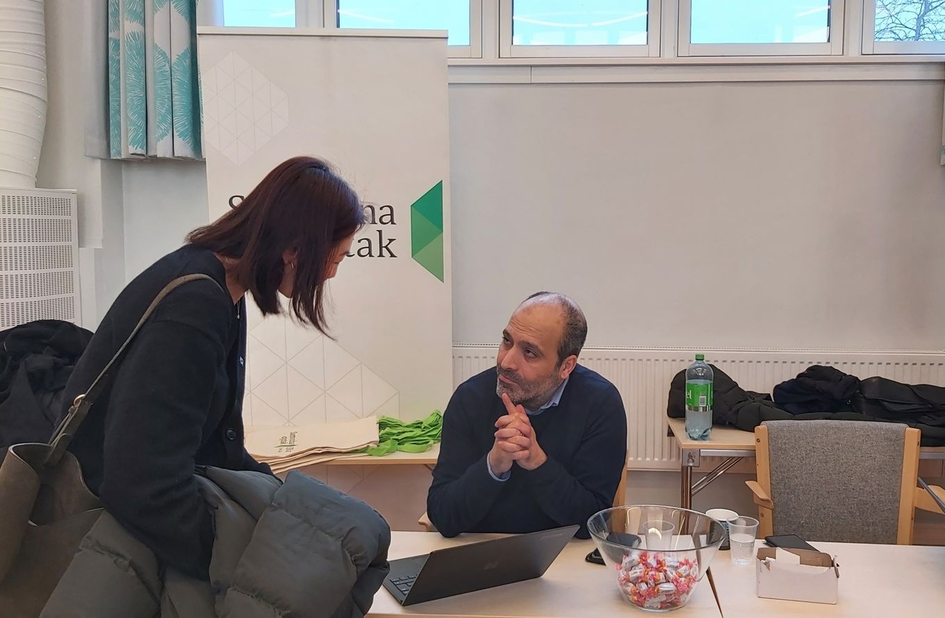 en person som sitter ved siden av en person