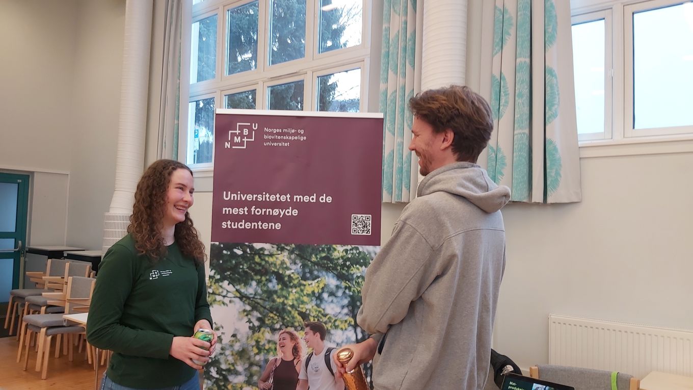 en person og en person som snakker med hverandre