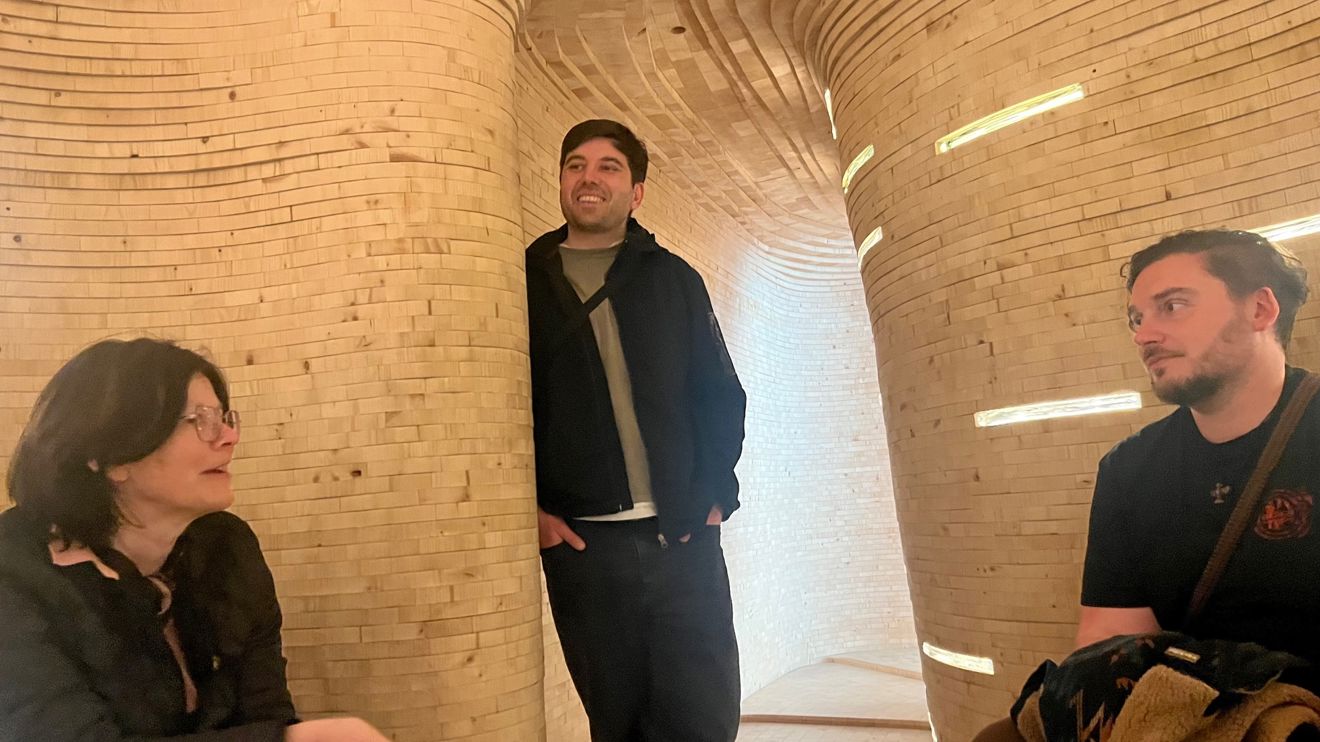 en gruppe mennesker som står i en korridor