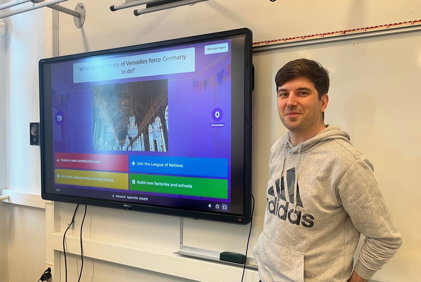 en person som står ved siden av en datamaskin