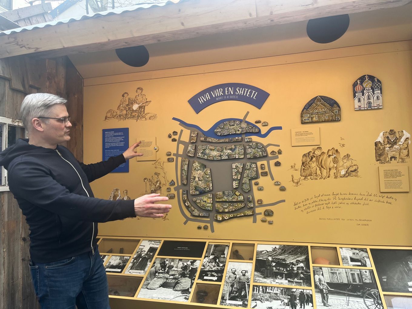 en person som peker på en plakat