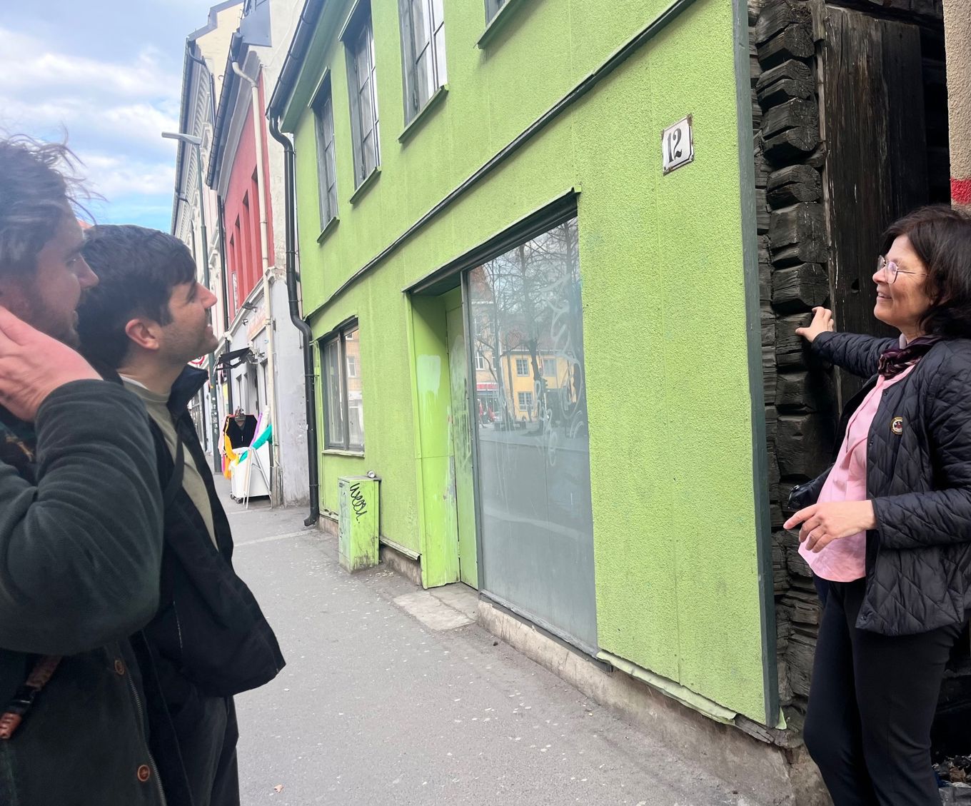 en gruppe mennesker som står utenfor en bygning